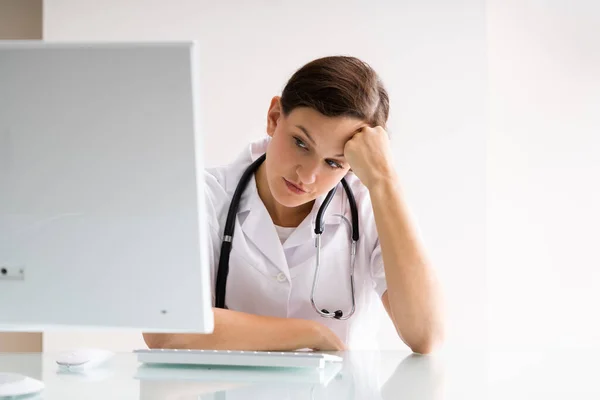 Gefrustreerd Overwerkte Droevige Dokter Computer Ziekenhuis — Stockfoto