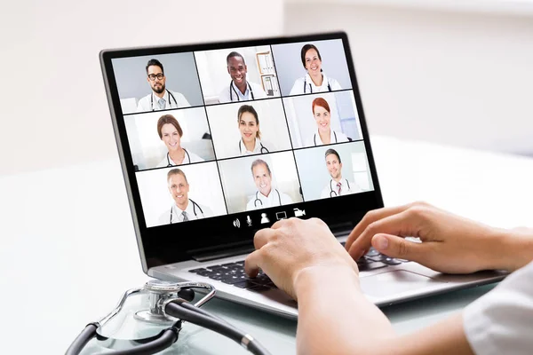 Medycyna Lekarz Holding Online Elearning Video Konferencja — Zdjęcie stockowe