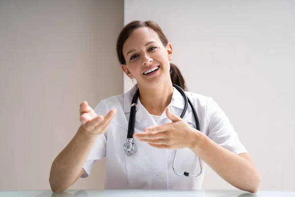 Glad Attraktiv Läkare Doktor Förklara Kliniken — Stockfoto