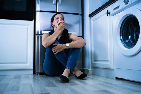 Süßer Genuss Frauen Essen Nachts Der Nähe Des Kühlschranks — Stockfoto