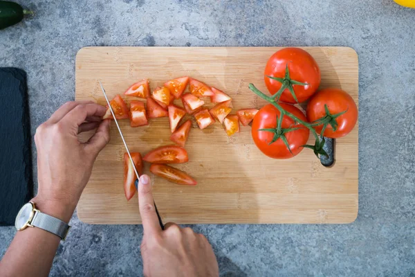 Vrouw Koken Diner Thuis Snijden Groenten — Stockfoto