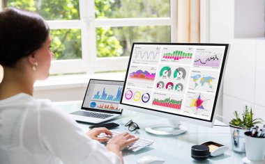 Bilgisayardaki KPI Kontrol Paneli. Bilgi Teknolojisi