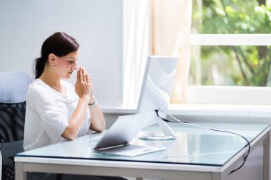 Bilgisayarda kafası karışmış ve kafa karıştıran şüpheli iş kadını.