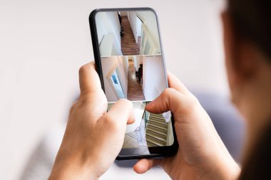 Güvenlik kamerası görüntüsü. Telefon ekranında.