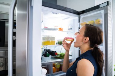 Mutfakta Diyet Yapan Kadın Buzdolabının yanında.