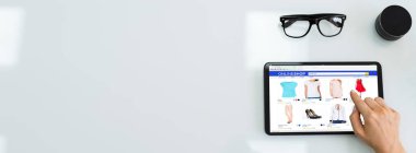 Çevrimiçi Ticari Alışveriş Mağazası ile Tablet Tutan Kadın