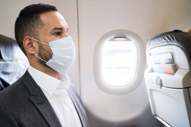 Maskeli Adam Uçakta ya da Uçakta Seyahat Ediyor