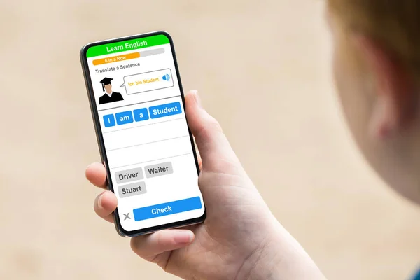 Tonåring Använda Engelsk Språkinlärning App Mobiltelefon — Stockfoto