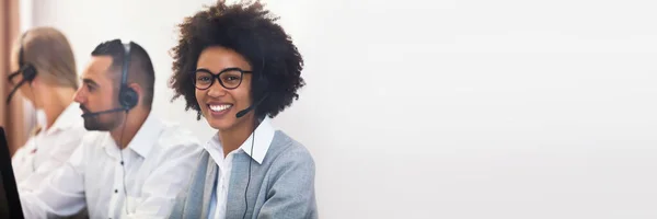 Εξυπηρέτηση Πελατών African American Lady Στο Τηλεφωνικό Κέντρο — Φωτογραφία Αρχείου