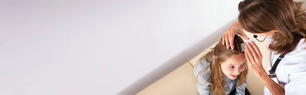 Médico Revisando Cabello Cabeza Del Niño Después Del Tratamiento Piojos — Foto de Stock