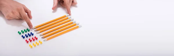 Mão Perfeccionista Compulsiva Organizar Lápis Pessoa Com Toc — Fotografia de Stock