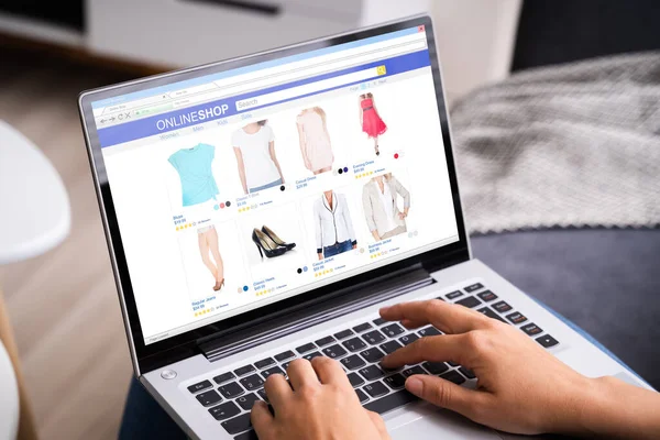 인터넷 쇼핑을 여성들 카우치나 소파에서 노트북을 사용하는 여성들 — 스톡 사진