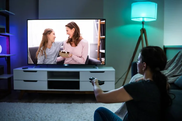 Een Vrouw Die Kijkt Bank Bank Televisie Kijken — Stockfoto