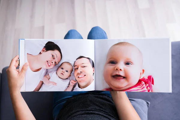 Frau Schaut Sich Fotoalbum Oder Fotobuch — Stockfoto