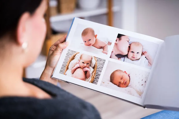 Žena Při Pohledu Fotoalbum Nebo Fotoknihu — Stock fotografie