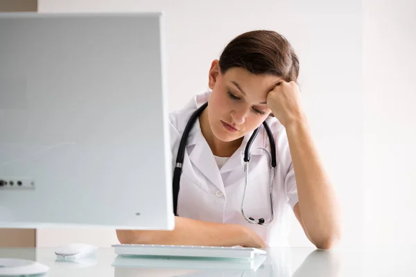 Gefrustreerd Overwerkte Droevige Dokter Computer Ziekenhuis — Stockfoto