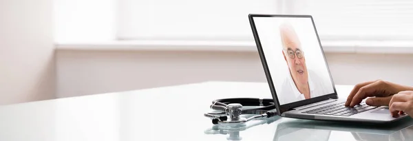 Lekarz Rozmawiający Pacjentem Przez Wideo Czat Laptopie Recepcji — Zdjęcie stockowe