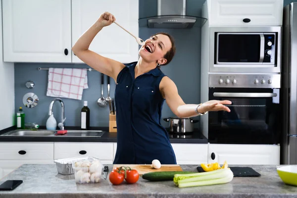 Kvinnan Dansar Och Sjunger När Hon Lagar Mat Köket — Stockfoto