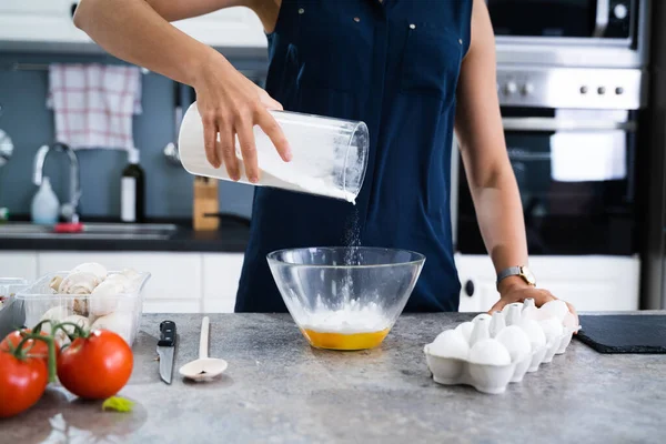 Mulher Cozinhar Alimentos Casa Adicionando Farinha — Fotografia de Stock