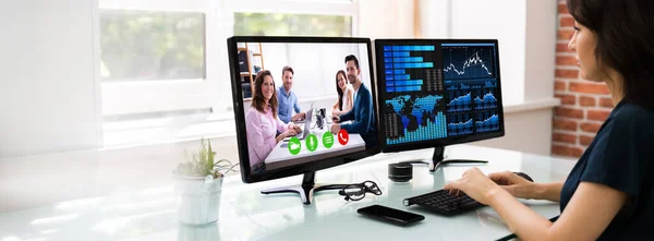 Het Bekijken Van Online Video Conference Meeting Office — Stockfoto