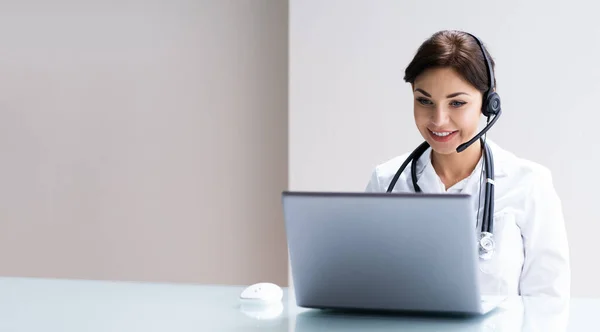 Feliz Doctor Con Auriculares Centro Llamadas —  Fotos de Stock