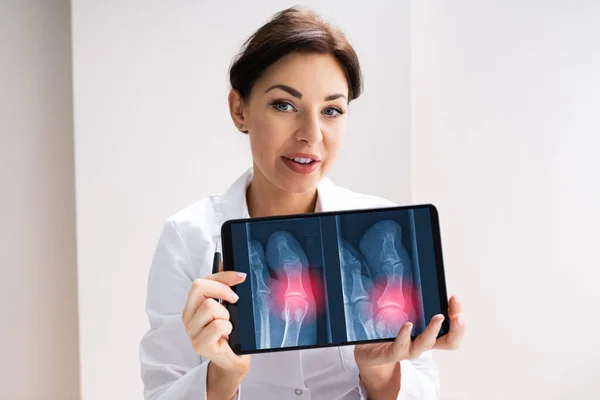 Médico Feminino Segurando Imagem Raio Hospital — Fotografia de Stock