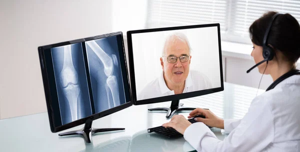 Arzt Spricht Mit Patient Durch Videochat Auf Laptop Schreibtisch — Stockfoto