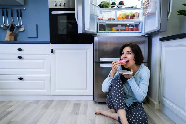 Noche Abierta Dulce Indulgencia Mujer Comiendo Cerca Del Refrigerador —  Fotos de Stock