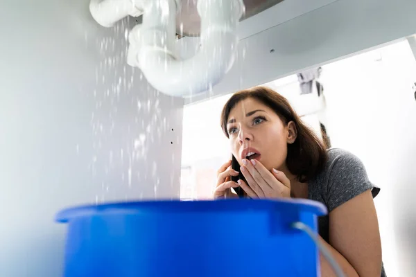 Vrouwen Doen Noodgeval Loodgieter Telefoon Bellen Keuken Thuis — Stockfoto