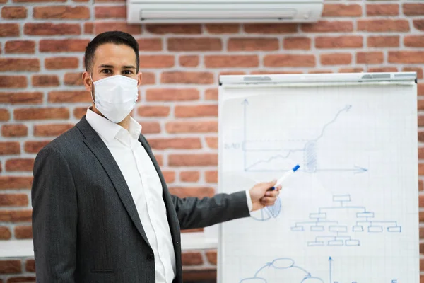 Business Man Daje Szkolenia Prezentacja Biurze Twarz Maska — Zdjęcie stockowe