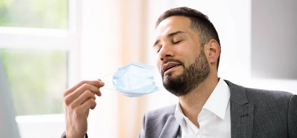 Hombre Quitando Máscara Facial Para Respirar Libremente — Foto de Stock