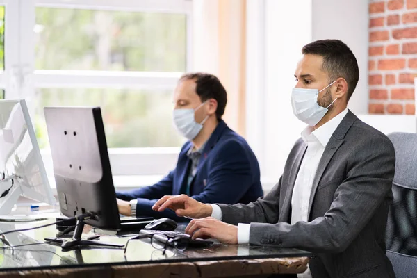 Kundendienstmitarbeiter Headsets Und Gesichtsmasken — Stockfoto