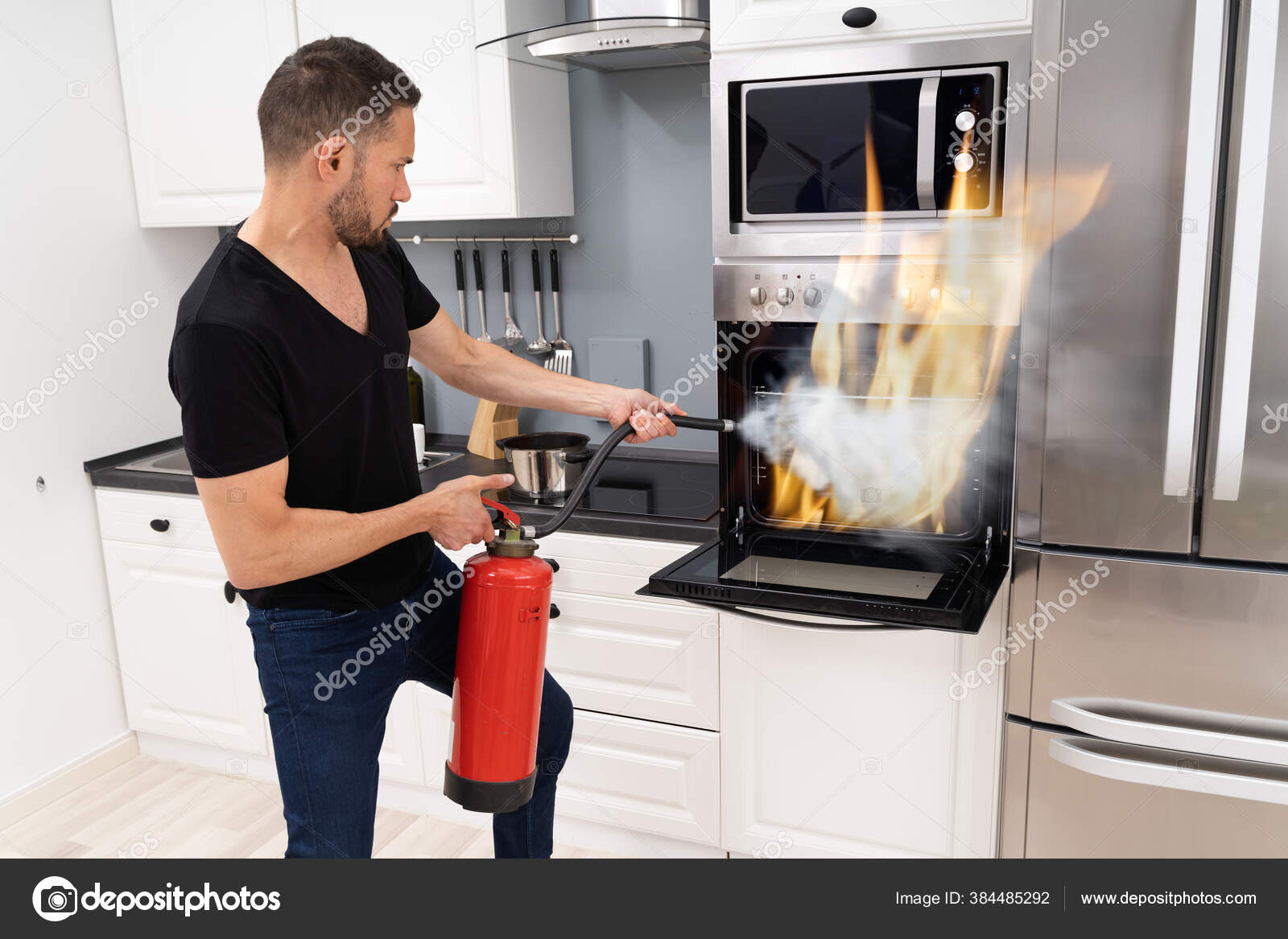 Hombre Usando Extintor Fuego Para Apagar Fuego Del Horno Casa: fotografía  de stock © AndreyPopov #384485292