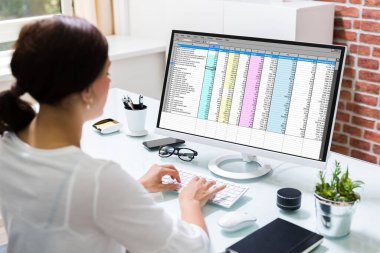 Hesap çizelgesiyle çalışıyorum. Laptop ekranındaki veri analiz ediliyor