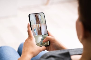 Güvenlik kamerası görüntüsü. Telefon ekranında.
