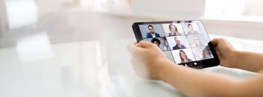 Çevrimiçi Video Konferansı Görüşme Çağrısı veya İş yerinde Giysi