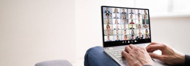 Ev video konferansından Çalışma Webinar Çağrısı