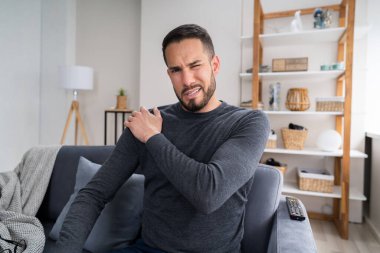 Adam yaralandıktan sonra omuz ağrısından muzdarip