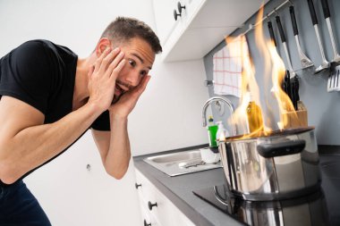 Mutfakta Kötü Yemek Kazası Felaketi. Ot Ateşi