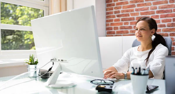 Gelukkige Professionele Vrouw Werknemer Met Behulp Van Computer Voor Het — Stockfoto