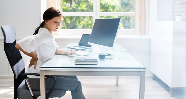 Dålig Hållning Tillbaka Smärta När Sitter Office — Stockfoto