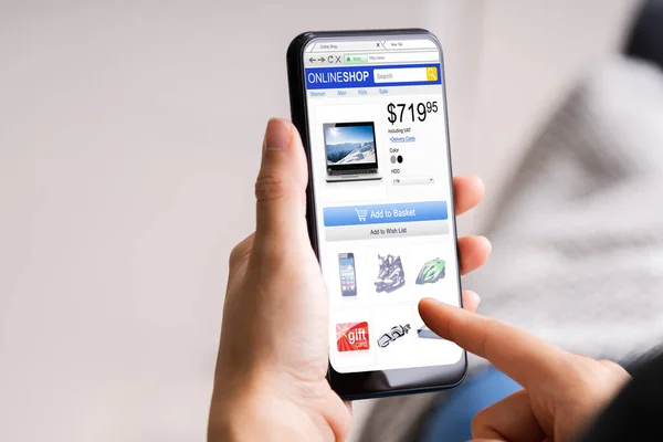 インターネットを利用した携帯電話でのオンラインショッピング — ストック写真