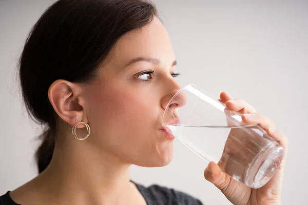 Törstig Kvinna Dricksvatten Från Glas Närbild — Stockfoto