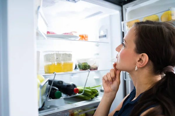 Hungrige Frau Sucht Hause Der Küche Nach Essen — Stockfoto