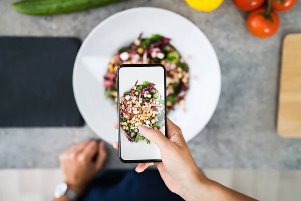 Nahaufnahme Einer Frau Die Lebensmittel Mit Dem Handy Fotografiert — Stockfoto