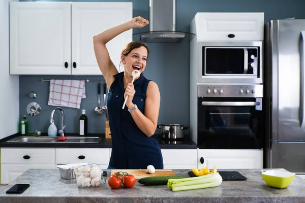 Frau Tanzt Und Singt Beim Kochen Der Küche — Stockfoto