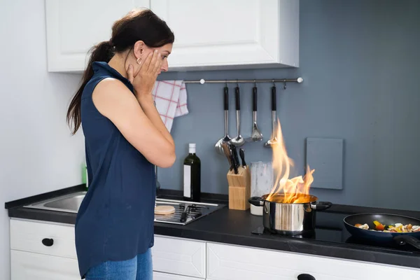 Fire Kitchen Pot Burning While Cooking Home — Stock Photo, Image