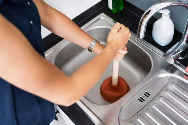 Mutfakta Lavabo Kanalizasyonu Temizlemek Için Pompa Kullanılıyor — Stok fotoğraf
