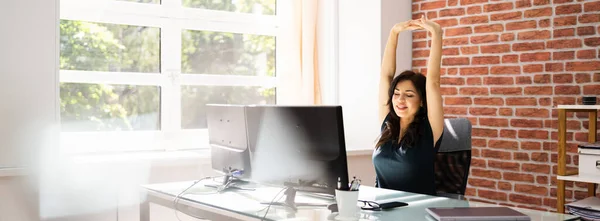 Esercizio Stretch Sulla Scrivania Donna Che Allunga Sul Lavoro Ufficio — Foto Stock