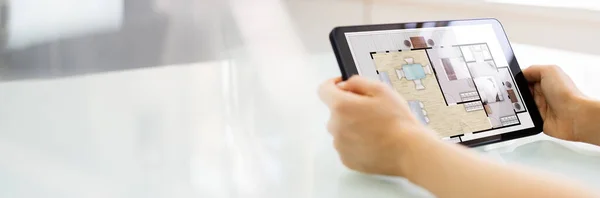 Bauingenieur Zeichnet Plan Auf Tablet Computer Bildschirm — Stockfoto